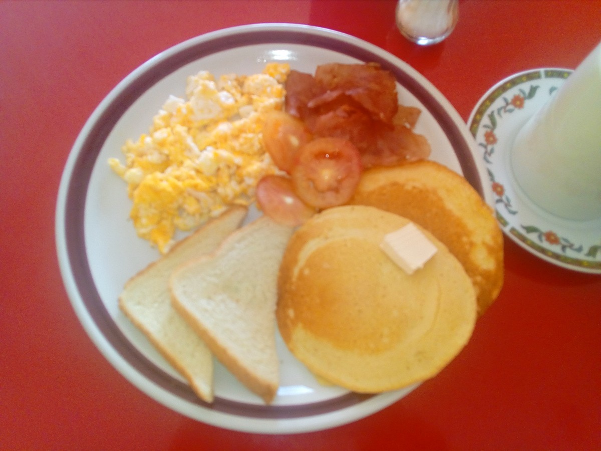 Huevos acompañados con Hotcakes