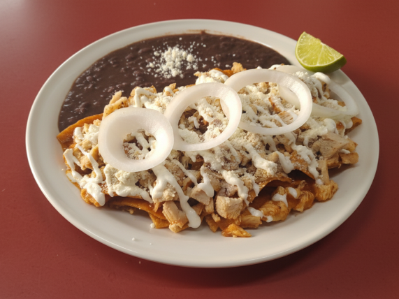 Chilaquiles rojos con pechuga a la plancha